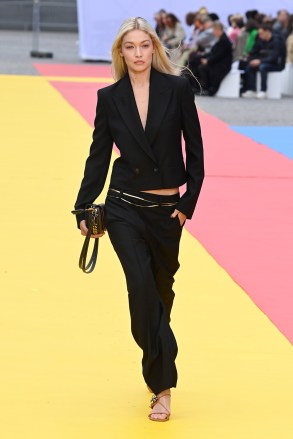 Gigi Hadid sur le podium du défilé Stella McCartney, Runway, Spring Summer 2023, Paris Fashion Week, France - 03 octobre 2022