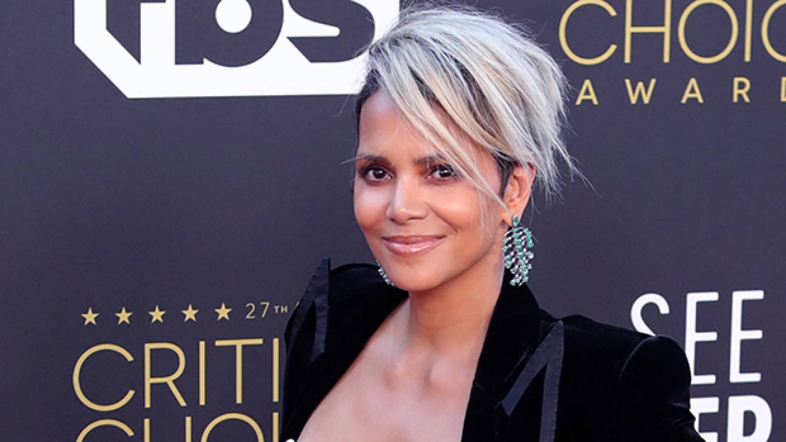 Halle Berry’s Straight Blonde Short Hair: Photo – Hollywood Life