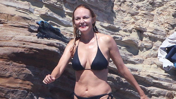 Heather Graham, de 52 años, usa un bikini negro mientras llega a la playa en Los Ángeles: fotos