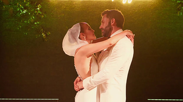 Se revela el retrato oficial de la boda de Jennifer Lopez y Ben Affleck: los recién casados ​​se miran