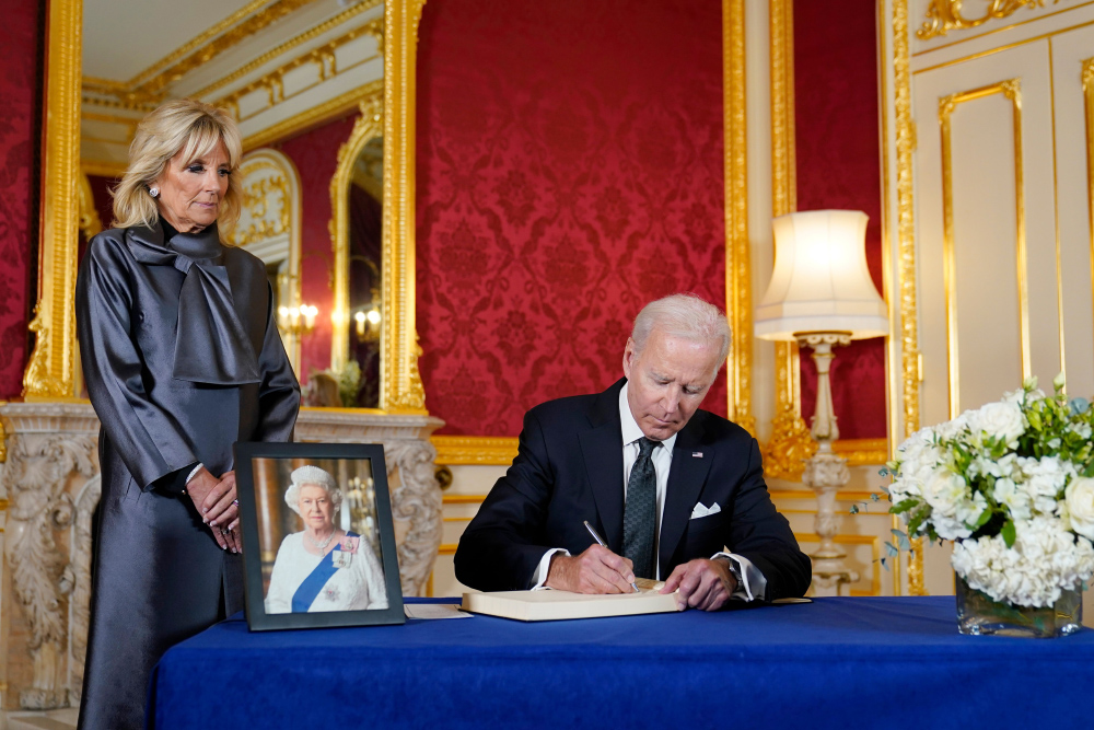 Президент Джо Байден підписує книгу співчуттів у Lancaster House у Лондоні після смерті королеви Єлизавети II, а перша леді Джилл Байден дивиться на Royals Байдена, Лондон, Великобританія – 18 вересня 2022 р.