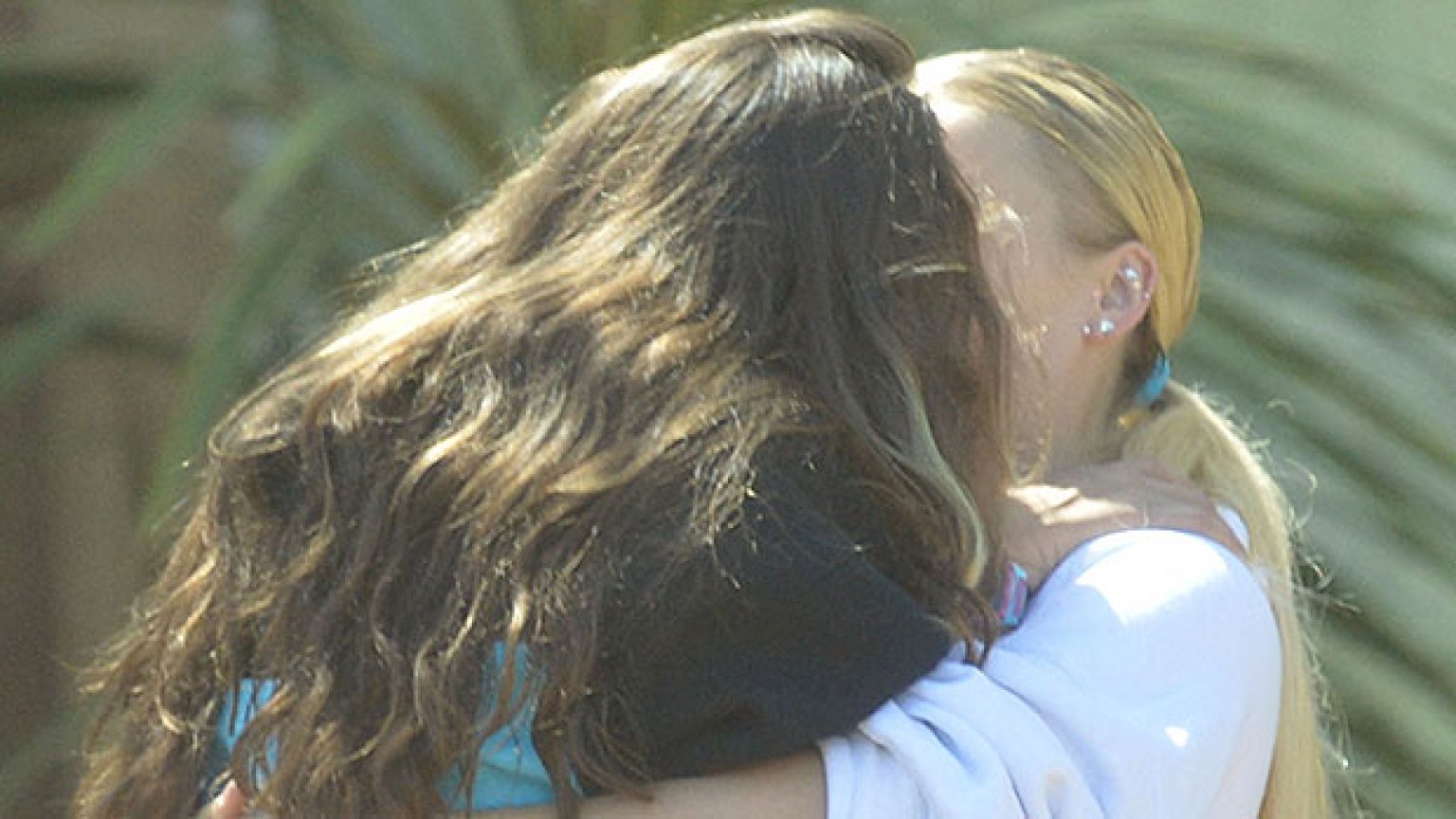 Jojo Siwa And Avery Cyrus Hug And Kiss See The Photos Hollywood Life