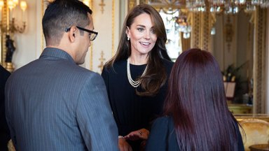 Kate Middleton luce un collar de perlas de la reina Isabel: Fotos – Hollywood Life