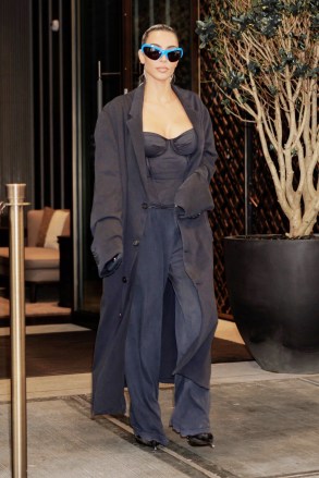 New York, NY - Kim Kardashian, NYC'den dışarı fırlarken korse pijamaları ve Balenciaga Couture topuklularıyla havalimanı şıklığını gösteriyor.  Resimde: Kim Kardashian BACKGRID USA 20 EYLÜL 2022 BYLINE OKUMALIDIR: The Hapa Blonde / BACKGRID ABD: +1 310 798 9111 / usasales@backgrid.com İngiltere: +44 208 344 2007 / uksales@backgrid.com *UK Müşteriler - İçerdiği Resimler Çocuklar Lütfen Yayınlamadan Önce Yüzünüzü Pikselleştirin*