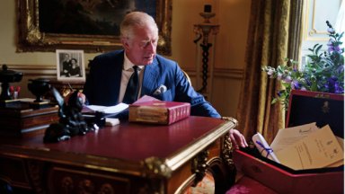 King Charles Kırmızı Kutu Belgeli İlk Fotoğrafta Çalışırken Görünüyor – Hollywood Life