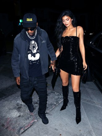 Kylie Jenner, Travis Scott ile Randevu Gecesi İçin Siyah Lateks Elbiseyi Rocks - Hollywood Life