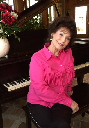 ロレッタ リン テネシー州ハリケーン ミルズにある自宅で撮影されたカントリー ミュージックの伝説的人物ロレッタ リン (66 歳) は、彼女の新しい本「Still Woman Enough LORETTA LYNN, HURRICANE MILLS,アメリカ合衆国