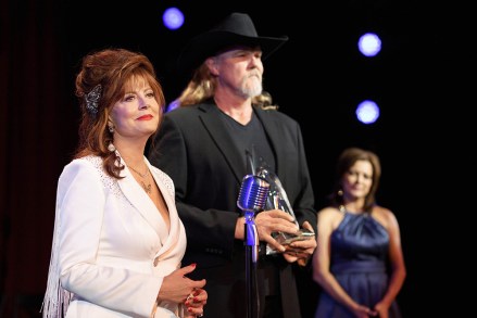 MONARCH: LR: Susan Sarandon and Trace Adkins during the Monarch series premiere that airs Sunday, September 11, right after the FOX NFL dual channel (8:00-9:00 PM ET, and simultaneously with all of them. time zones).  It then launches during Tuesday, September 20th (9:00-10:00 PM ET/PT).  CR: FOX © 2022 FOX Media LLC.