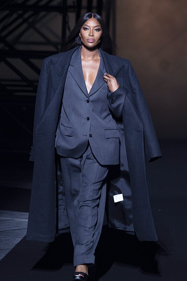 Naomi Campbell’s Plunging Blazer On Runway: Milan Fashion Week Photos ...