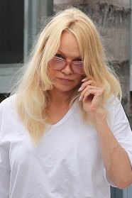 Pamela Anderson 55 Goes Makeup Free In Venice Photos Hollywood Life