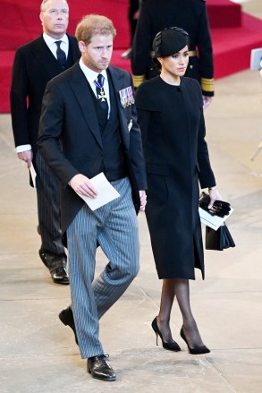 El príncipe Harry y Meghan, duquesa de Sussex, procesión del ataúd de la reina Isabel II desde el Palacio de Buckingham hasta Westminster Hall, Londres, Reino Unido - 14 de septiembre de 2022