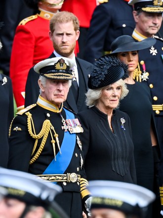 Крал Чарлз II и Камила Кралица Консорт с принц Хари и Меган, херцогинята на Съсекс Държавното погребение на Нейно Величество Кралицата, Процесия с оръжейни карети, кръговото кръстовище Уелингтън, Лондон, Обединеното кралство - 19 септември 2022 г.