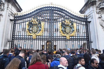 Kerumunan berkumpul di luar Istana Buckingham Kerumunan berkumpul di luar Istana Buckingham, London, Inggris - 08 Sep 2022
