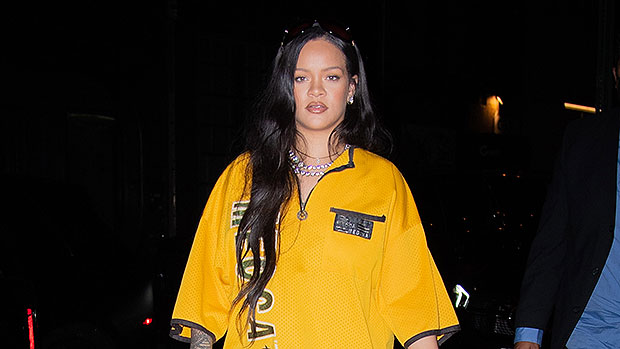 Rihannas Haar sieht länger denn je aus, als sie in New York einen übergroßen gelben Badeanzug und eine Dior-Tasche trägt