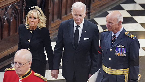 El presidente Biden sostiene con fuerza la mano de la Dra. Jill Biden cuando entran al funeral de la reina Isabel