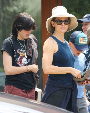 Malibu, CA  - *EXCLUSIVE* Jennifer Garner treats her three kids Violet, Seraphina, and Samuel to brunch overlooking the ocean at Soho House in Malibu.Pictured: Jennifer Garner, Seraphina Affleck, Samuel AffleckBACKGRID USA 23 JULY 2023 USA: +1 310 798 9111 / usasales@backgrid.comUK: +44 208 344 2007 / uksales@backgrid.com*UK Clients - Pictures Containing ChildrenPlease Pixelate Face Prior To Publication*