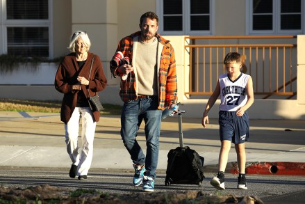 Brentwood, CA - Ben Affleck's mother Christopher Anne Boldt joins him as he picks up her son Samuel from his basketball game in Brentwood.  Pictured: Ben Affleck BACKGRID USA 1 FEBRUARY 2023 BYLINE MUST READ: Vasquez / BACKGRID USA: +1 310 798 9111 / usasales@backgrid.com UK: +44 208 344 2007 / uksales@backgrid.com *UK Customers - Images Containing Children , please Pixelate face before posting*