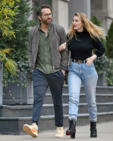 Blake Lively wears a black turtle neck paired with faded jeans, Louis Vuitton boots with Gucci belt and matching shoulder bag while out on a romantic walk with Ryan Reynolds in New York CityPictured: Blake Lively,Ryan ReynoldsRef: SPL5278107 021221 NON-EXCLUSIVEPicture by: SplashNews.comSplash News and PicturesUSA: +1 310-525-5808London: +44 (0)20 8126 1009Berlin: +49 175 3764 166photodesk@splashnews.comWorld Rights