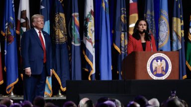 (Od lewej) Były prezydent USA i republikański kandydat na prezydenta w 2024 r. Donald Trump patrzy, jak była przedstawiciel USA Tulsi Gabbard udziela mu poparcia podczas jej przemówienia na konferencji Stowarzyszenia Gwardii Narodowej w Detroit w stanie Michigan, 26 sierpnia 2024 r. (Zdjęcie: JEFF KOWALSKY / AFP ) (Zdjęcie: JEFF KOWALSKY/AFP za pośrednictwem Getty Images)