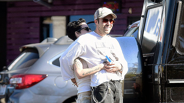Halsey and her boyfriend Alev Aydin pack on a cute PDA during lunch in Los Angeles: photos