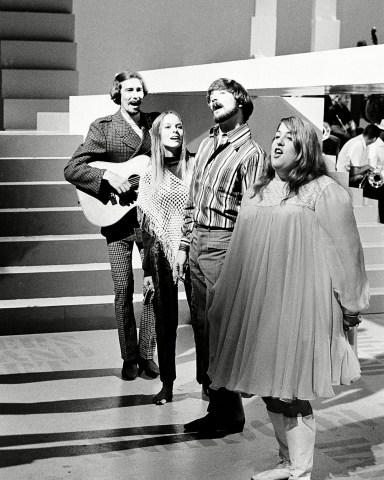 American pop-quartet The Mamas and the Papas are seen performing onstage,, in Los Angeles, California. From left are : singer/songwriter John Phillips, his wife Michelle Phillips, Dennis Doherty and Cass Elliott
THE MAMAS AND THE PAPAS, LOS ANGELES, USA