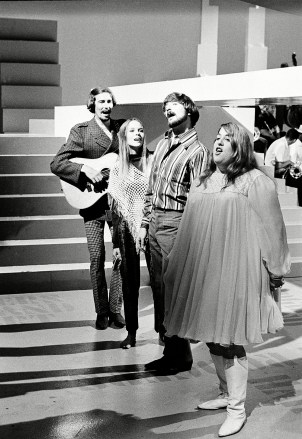 American pop-quartet The Mamas and the Papas are seen performing onstage,, in Los Angeles, California. From left are : singer/songwriter John Phillips, his wife Michelle Phillips, Dennis Doherty and Cass Elliott
THE MAMAS AND THE PAPAS, LOS ANGELES, USA