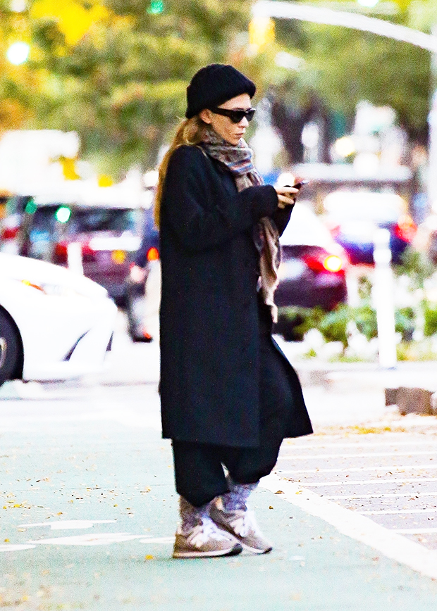 Mary-Kate & Ashley Olsen NYC'de Dışarıdayken ve Hakkındayken Siyah Paltoları Taşladı – Hollywood Life
