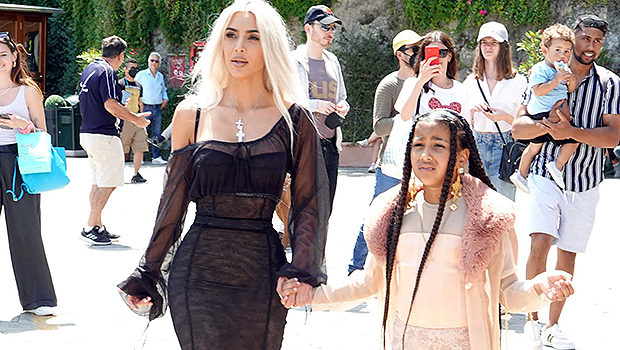 منصات North West Rocks T&G في ميلانو مع Mom Kim Kardashian – Hollywood Life