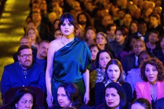 ONLY MURDERS IN THE BUILDING, 2nd row from left: Michael Cyril Creighton, Selena Gomez, Zoe Margaret Colletti, Andrea Martin,  ‘I Know Who Did It', (Season 2, ep. 210, aired Aug. 23, 2022). photo: Craig Blankenhorn / ©Hulu / Courtesy Everett Collection