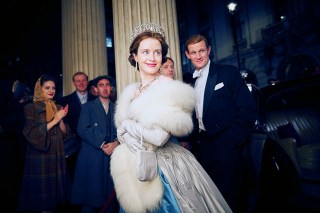 THE CROWN, (front, center): Claire Foy (as Queen Elizabeth II), (back, right): Matt Smith, 'Smoke & Mirrors', (Season 1, ep. 105, aired Nov. 4, 2016). photo: Alex Bailey / ©Netflix / Courtesy: Everett Collection