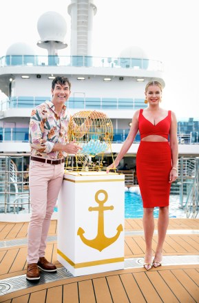 Jerry O'Connell and Rebecca Romijn, hosts of the CBS original series THE REAL LOVE BOAT, scheduled to air on the CBS Television Network. -- Photo: Sara Mally/CBS ©2022 CBS Broadcasting, Inc. All Rights Reserved.
