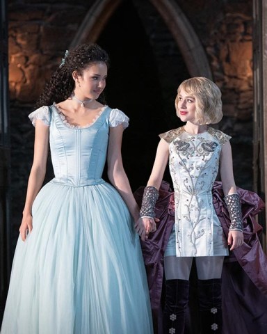 THE SCHOOL FOR GOOD AND EVIL.  (L to R) Sofia Wylie as Agatha and Sophia Anne Caruso as Sophie in The School For Good And Evil. Cr. Helen Sloan/Netflix © 2022