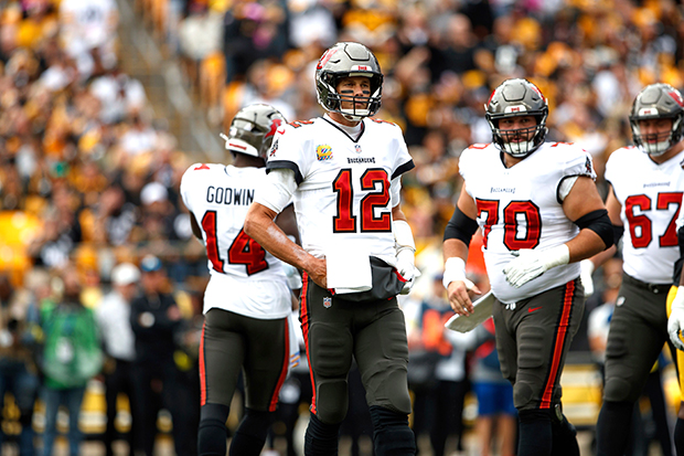 Tom Brady Screams at Bucs Teammates During Game Against Steelers - E! Online