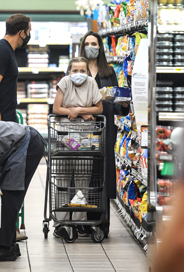 Angelina Jolie & Vivienne, 13, Step Out For A Grocery Run — Photos