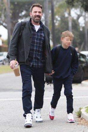Brentwood, CA  - *EXCLUSIVE*  - Ben Affleck and Jennifer Garner have a chat in Brentwood after attending a school event.Pictured:  Ben Affleck, Samuel AffleckBACKGRID USA 17 MAY 2023 USA: +1 310 798 9111 / usasales@backgrid.comUK: +44 208 344 2007 / uksales@backgrid.com*UK Clients - Pictures Containing ChildrenPlease Pixelate Face Prior To Publication*