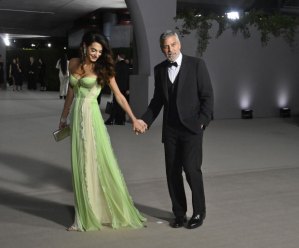 Amal Clooney, Askısız Yeşil Elbiseli George İle Akademi Galasında – Hollywood Life