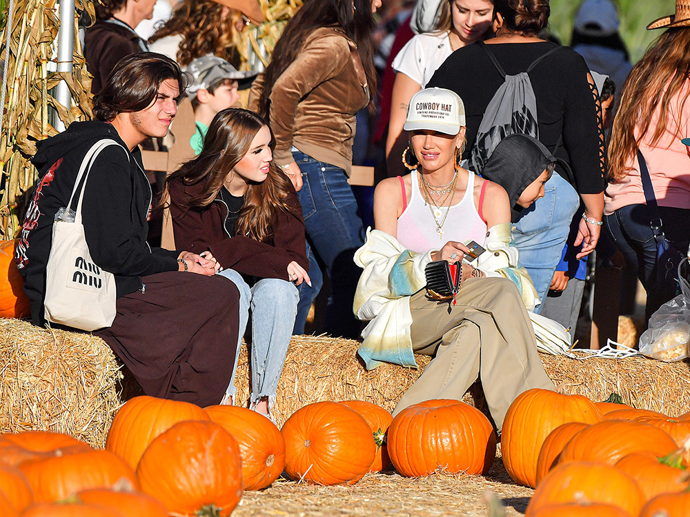 EXCLUSIVE: Gwen Stefani Takes Her Boys To The Pumpkin Patch At Underwood Farm In Moorpark, CA.