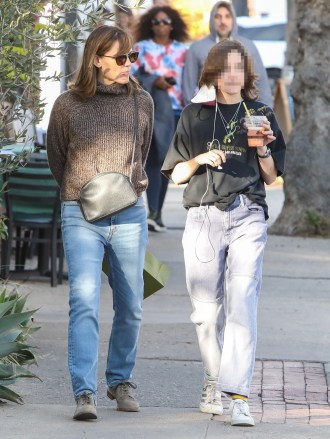 Pacific Palisades, CA - *EXCLUSIVE* - Jennifer Garner debuts a new holiday hairstyle while shopping with her daughter Seraphina.  The mother-of-three kept things chic in a knitted turtleneck sweater as she walked with her purchase in hand.  Pictured: Jennifer Garner, Seraphina Affleck BACKGRID USA 19 DEC 2022 USA: +1 310 798 9111 / usasales@backgrid.com UK: +44 208 344 2007 / uksales@backgrid.com *UK Clients - Images containing children Please pixelate face before Publication*