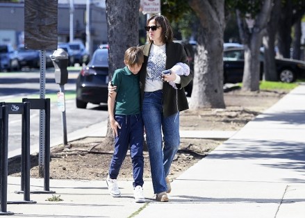 Santa Monica, CA - *EXCLUSIVE* - Actress and busy mom Jennifer Garner seen feeding the meter as she takes her son Samuel to an after-school art class in Santa Monica. Pictured: Jennifer Garner BACKGRID USA 24 MARCH 2023 USA: +1 310 798 9111 / usasales@backgrid.com UK: +44 208 344 2007 / uksales@backgrid.com *UK Clients - Images containing children Please pixelate face before posting*