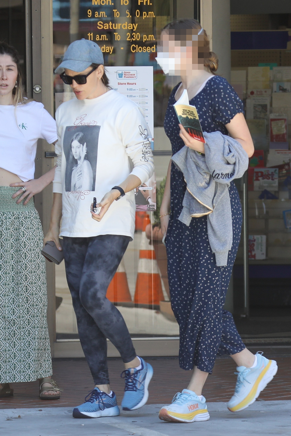 *EXCLUSIVE* Jennifer Garner and her look-alike daughter visit a Pharmacy in Brentwood