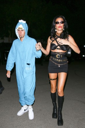 West Hollywood, CA - *EXCLUSIVE* - Couple Justin and Hailey Bieber arrive at the Peppermint Club in West Hollywood in their unique Halloween costumes.  Pictured: Justin Bieber, Hailey Bieber BACKGRID USA 31 OCTOBER 2022 USA: +1 310 798 9111 / usasales@backgrid.com UK: +44 208 344 2007 / uksales@backgrid.com *UK children or photos facing please Publication*
