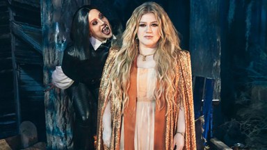 Kelly Clarkson Hosts 2022 Halloween Talk Show In Ghostly Stevie Nicks Costume