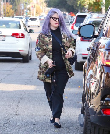EXCLUSIVE: Kelly Osbourne was spotted shopping at Juvenile in Sherman Oaks for a portable baby bathtub.  Kelly shows off her postpartum body with a flat stomach.  She sported her signature lavender hair, with a black shirt and trousers paired with black flats and a camouflage jacket.  Ozzy and Sharon's 38-year-old daughter was accompanied by her lover Sid Wilson, who remained in the car.  In October, she confirmed she was pregnant with a baby boy.  The New York Post reported three weeks ago that she went to the hospital to give birth, and the couple plan to name the baby Sid after his father.  She carries a 3-tier Skip Hop Moby Smart Sling tub, which costs $36 on the Juvenile store website.  November 29, 2022 Photo: Kelly Osbourne.  Photo credit: MEGA TheMegaAgency.com +1 888 505 6342 (Mega Agency TagID: MEGA921839_004.jpg) [Photo via Mega Agency]