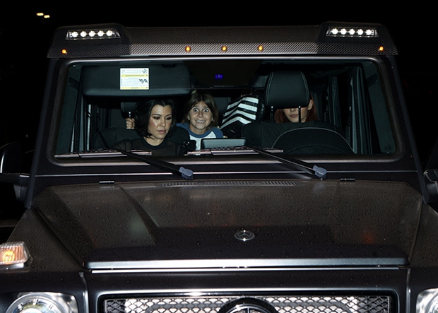Kourtney Kardashian ve Penelope Disick, Travis Barker ile Randevuda Kollarını Bağladı – Hollywood Life