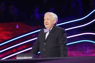 THE MASKED SINGER, guest judge Leslie Jordan, ‘The Double Mask Off - Round 2 Finals', (Season 7, ep. 706, aired April 13, 2022). photo: Michael Becker / ©Fox / Courtesy Everett Collection