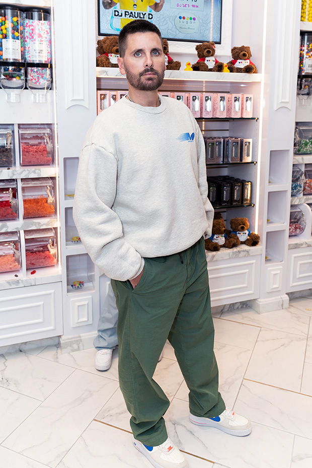 Scott Disick Shopping at Stadium Goods December 11, 2017 – Star