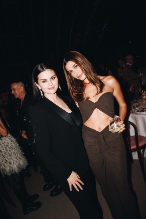Hailey ve Selena Gomez'in Gala Fotoğraflarından Sonra İlk Fotoğraflar – Hollywood Life
