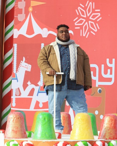 The Voice Finalist Willie Spence performed live at the 2021 Dunkin Donuts Thanksgiving Day Parade in Philadelphia on the Ben Franklin Parkway on Thanksgiving.Pictured: Willie SpenceRef: SPL5276907 251121 NON-EXCLUSIVEPicture by: William T Wade Jr / SplashNews.comSplash News and PicturesUSA: +1 310-525-5808London: +44 (0)20 8126 1009Berlin: +49 175 3764 166photodesk@splashnews.comWorld Rights