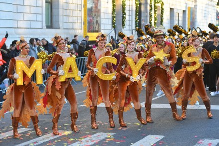 Sanatçılar, 24 Kasım 2022'de New York'ta düzenlenen 96. Macy's Şükran Günü Geçit Töreni sırasında geçit töreni rotası boyunca yürüyor.  Macy's Şükran Günü geçit töreni, New York, Amerika Birleşik Devletleri - 24 Kasım 2022