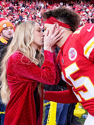 Patrick Mahomes kisses fiancée Brittany Matthews mid-game